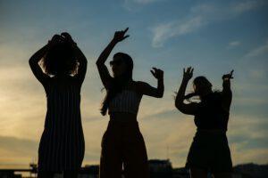 Vier het leven unieke mix van meditatie dans en creativiteit voor vrouwen